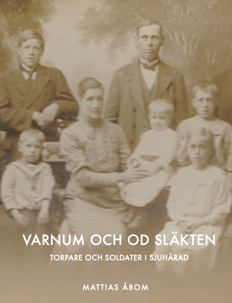 Familjen Johansson i Redslared 1917.
På översta raden från vänster: Johan, Karl, Ture. 
På nedersta raden från vänster: Agnes, Hilma, Torsten, Emilia, Gertrud, Erik, Lisa och Tyra