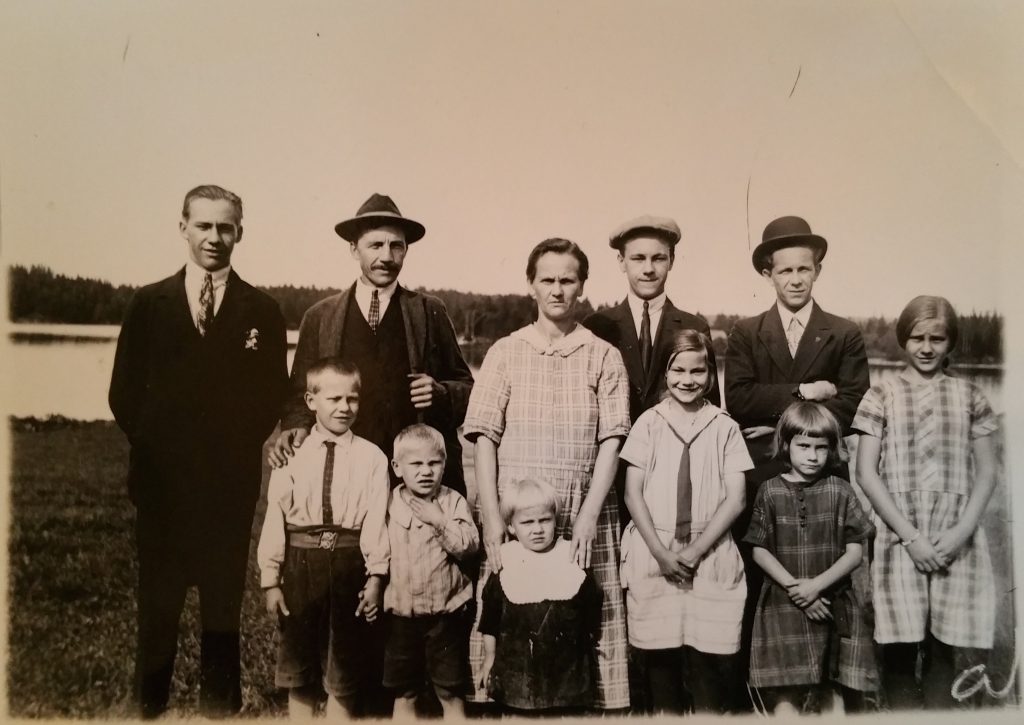 Familjen Johansson Skällesnäs 1925

På översta raden står: Eskil, pappa Johan, mamma Jenny, John och Erik.
På nedersta raden står: Gunnar, Gösta, Bertil, Tyra, Berta och Hildur.